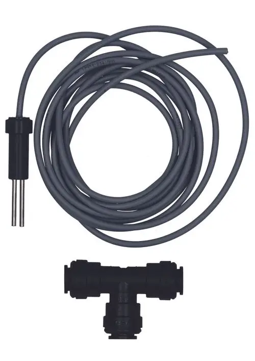 Graue Kabel mit einem Steckanschluss und einer T-förmigen Fittings in Schwarz, verwendet für Messzellen von Judo.